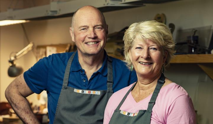 Wout Bosma en Luciënne van der Lans bieden Tim een wel heel bijzondere vorm van dagbesteding. Hij bouwt z’n eigen viool.