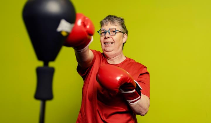 Een keer in de week gaat Els naar de boksschool. Ze raadt het alle Parkinsonpatiënten aan. 