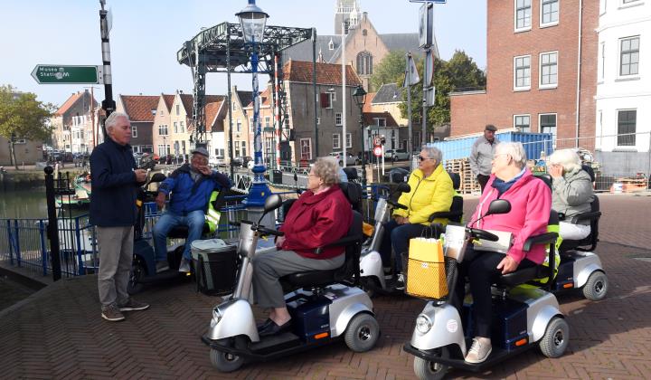 De paden op, de lanen in met de deel-scootmobielen. Veel bewoners kunnen niet wachten. 