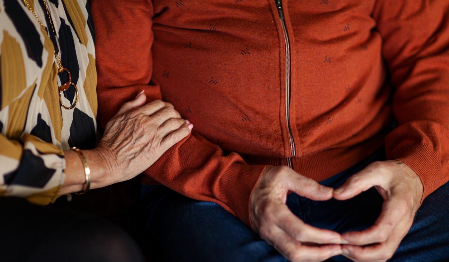 Leven met dementie gaat niet over rozen, maar bij Harriëtte en Peter overheerst de liefde.