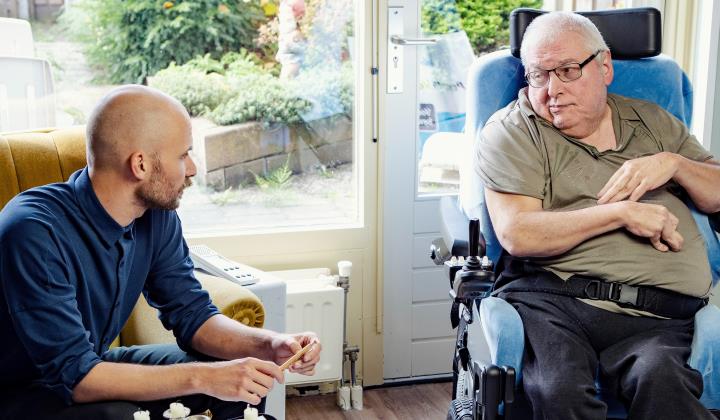 Jasper Flinterman puzzelt elke werkdag met de vaak grote wensen van bewoners en de veel kleinere mogelijkheden van Rogplus.