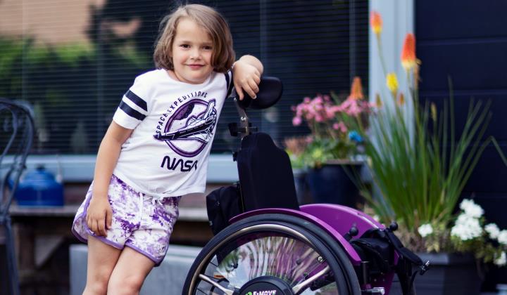 Antonia zit in een rolstoel en loopt met spalken. Dat ze 'stevig in haar schoenen staat', komt haar goed van pas.